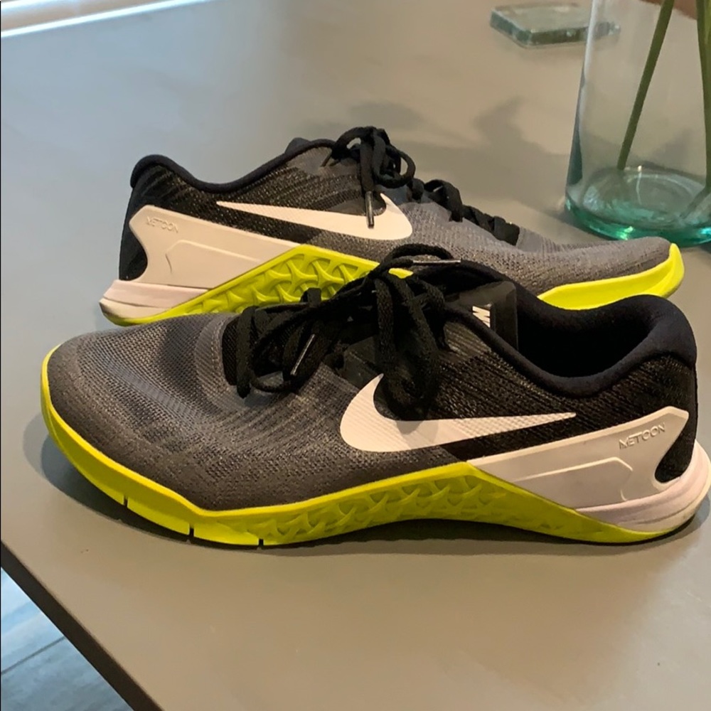 Volt Nike Metcon 3